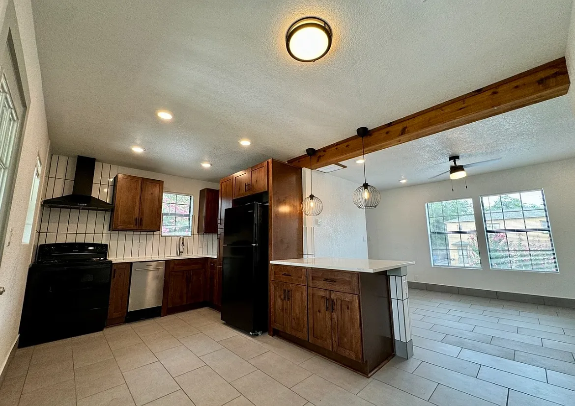 2 bed, 1.5 bath, 800 sqft, $1,100 — Photo 2