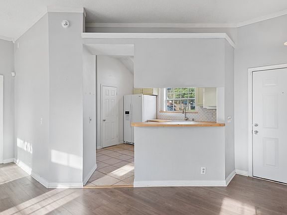 5th image of 605 Pebblestone Ct