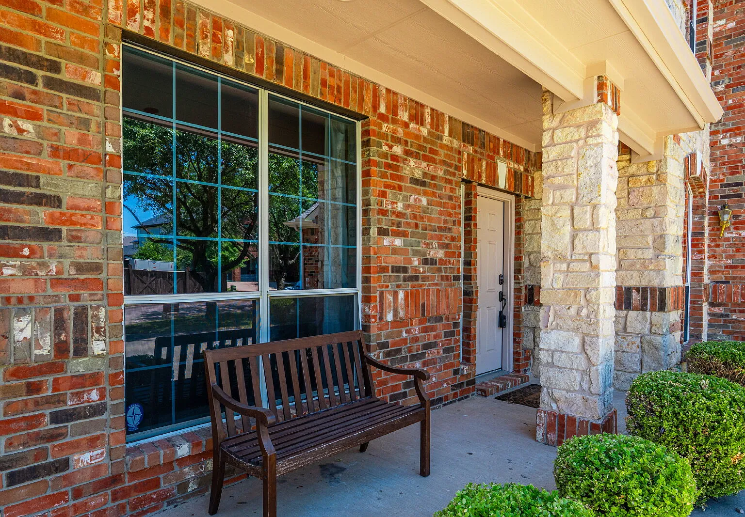 4 bed, 2.5 bath, 3070 sqft, $2,999 — Photo 2