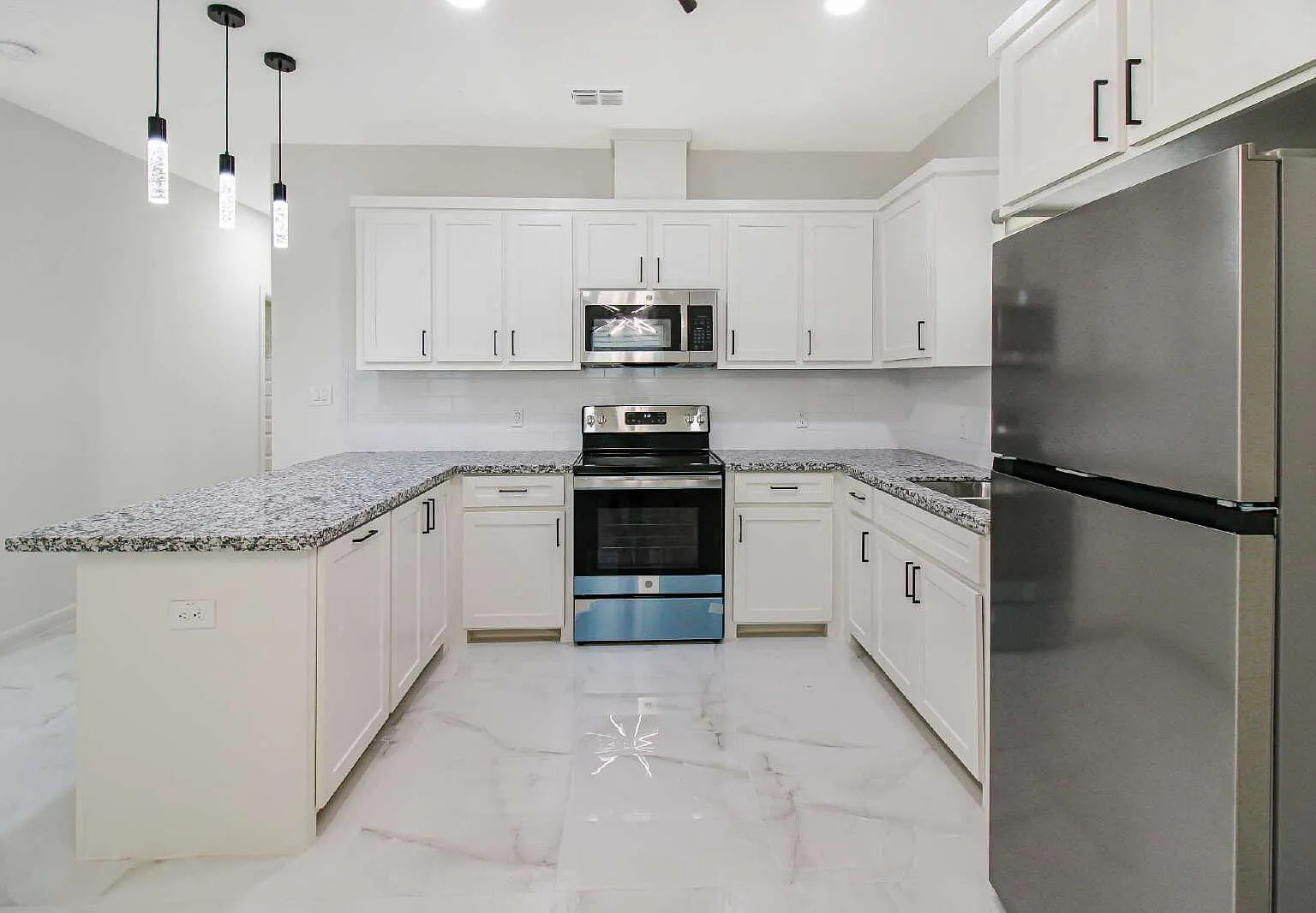 3 bed, 2.0 bath, 1094 sqft, $1,300 — Photo 3