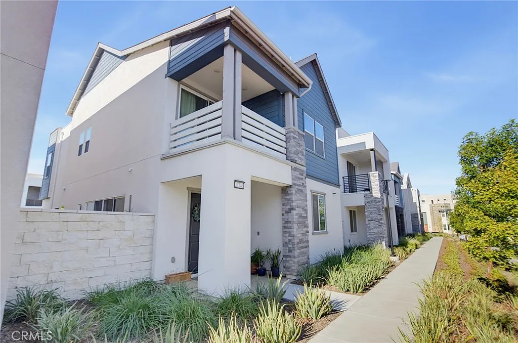 3 bed, 2192 sqft, $4,800 — Photo 1