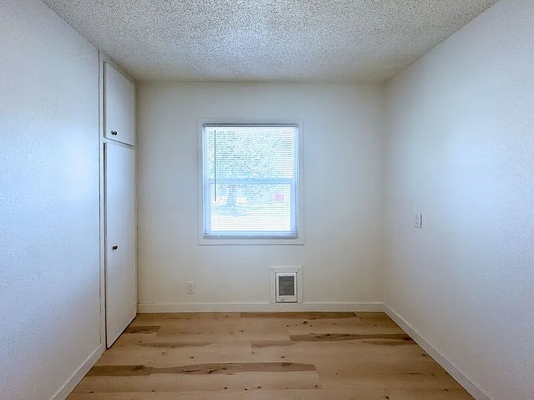2210 W 19th Ave — Photo 12