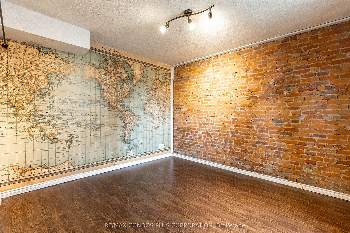 Photo 1 of 18 - 225 Gladstone Ave #105 - Toronto, ON Primary Photo - 225 Gladstone Ave #105
