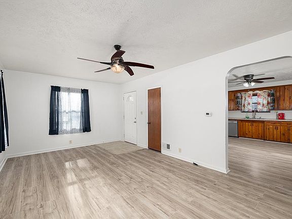 3rd image of 915 City View Dr