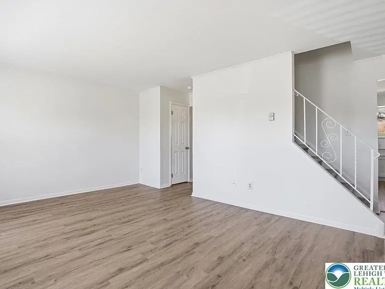 21 Madison Ln — Photo 3