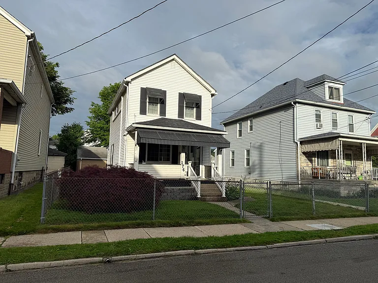 176 James St — Photo 2