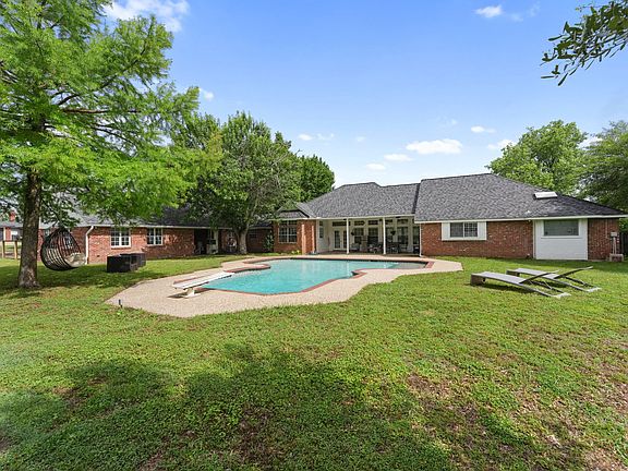 5th image of 302 Thorntree Dr