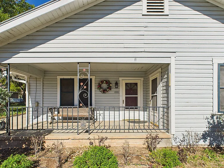 206 N Edison St — Photo 1
