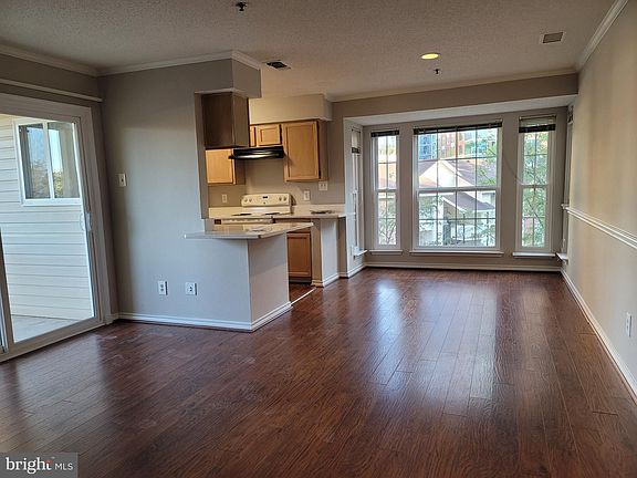 3rd image of 1524 Lincoln Way APT 305