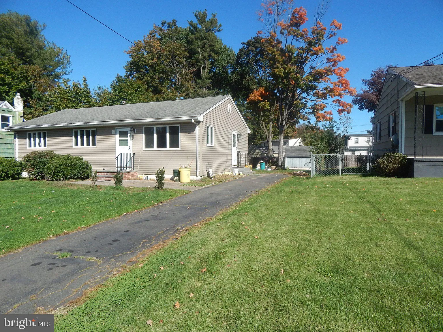 3 bed, 1.0 bath, 9520 sqft, $2,700 — Photo 3
