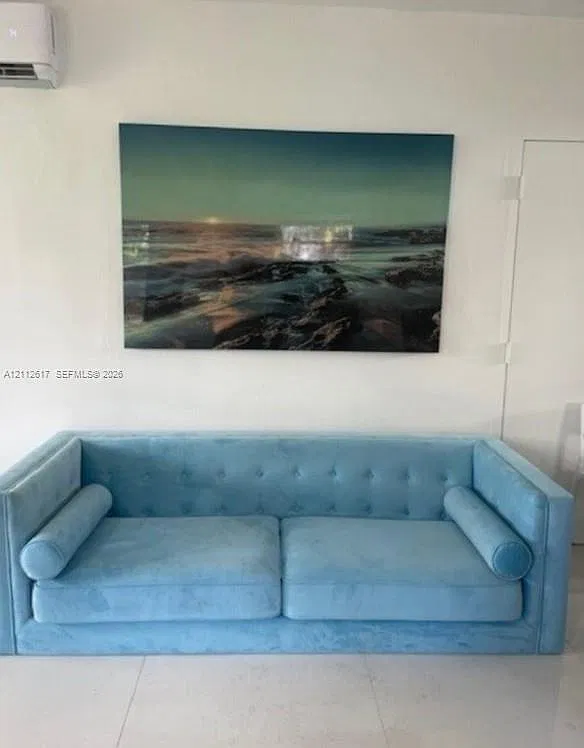 1604 Drexel Condo — Photo 2