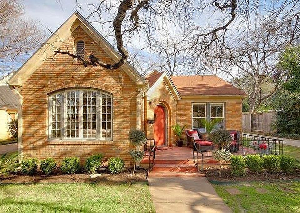 Bungalow with beautiful oak