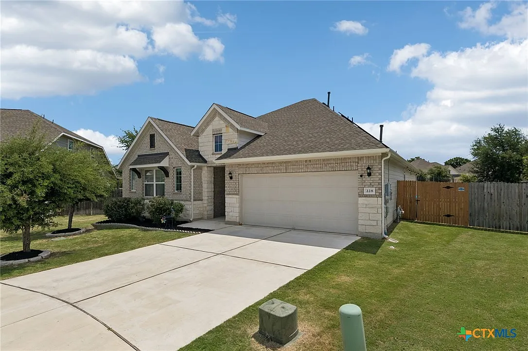 4 bed, 3.0 bath, 2402 sqft, $2,600 — Photo 4