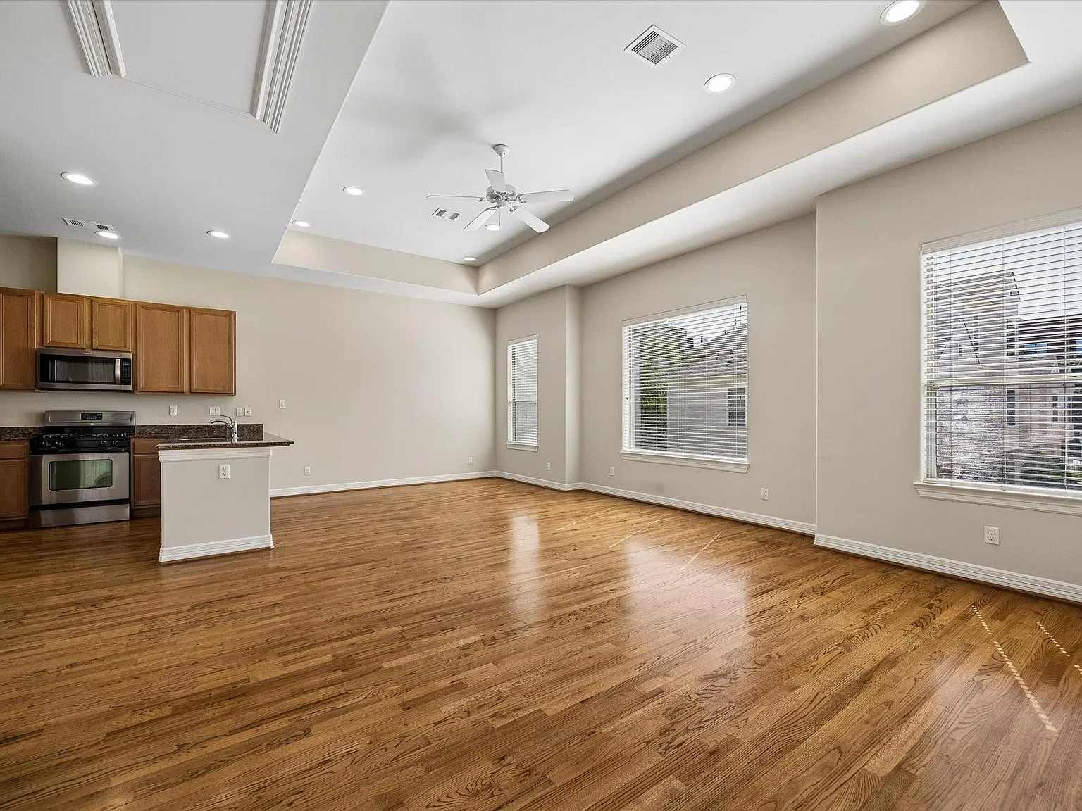 3 bed, 2.0 bath, 1553 sqft, $2,550 — Photo 3