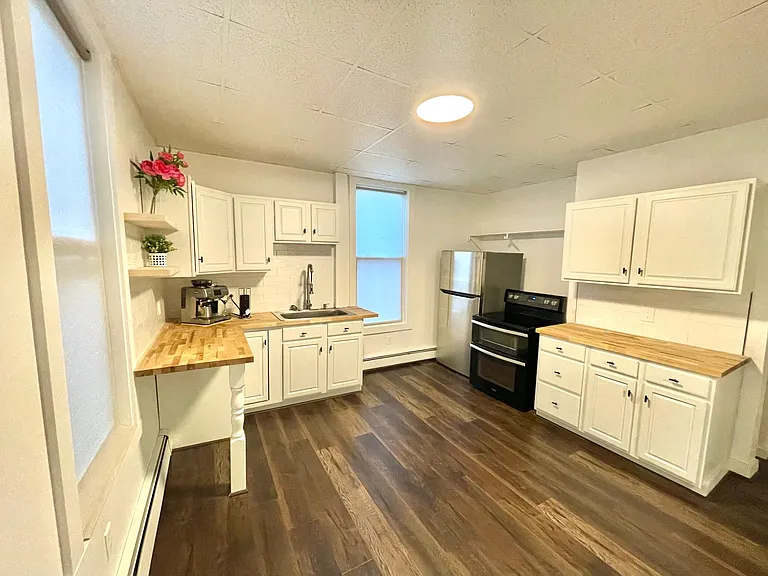 143 Oak St #1 — Photo 1