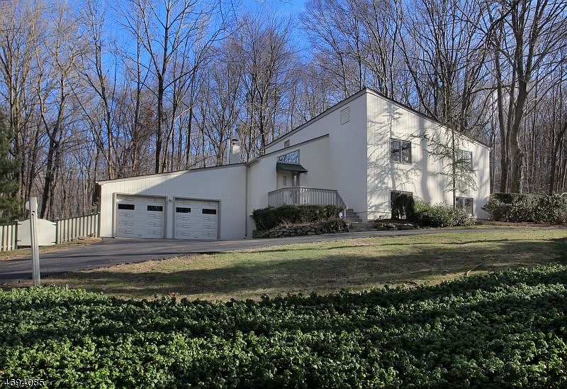 2nd image of 105 Ironia Rd
