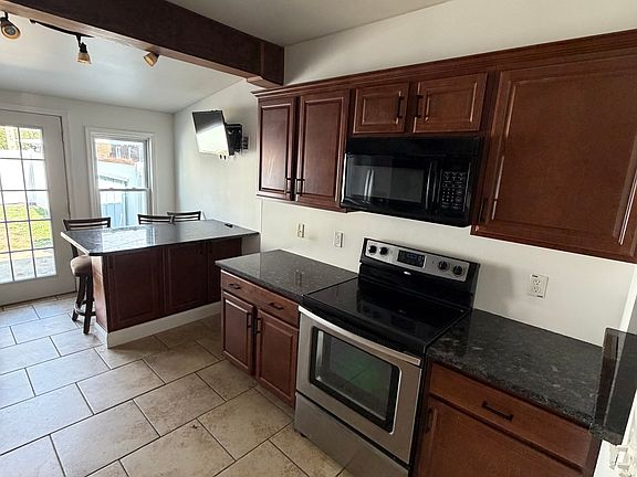 3rd image of 647 E Washington Ave