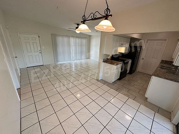 3rd image of 6216 Oakcrest Cir