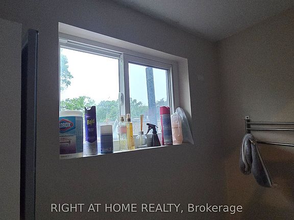 4th image of 179 Gilmour Ave