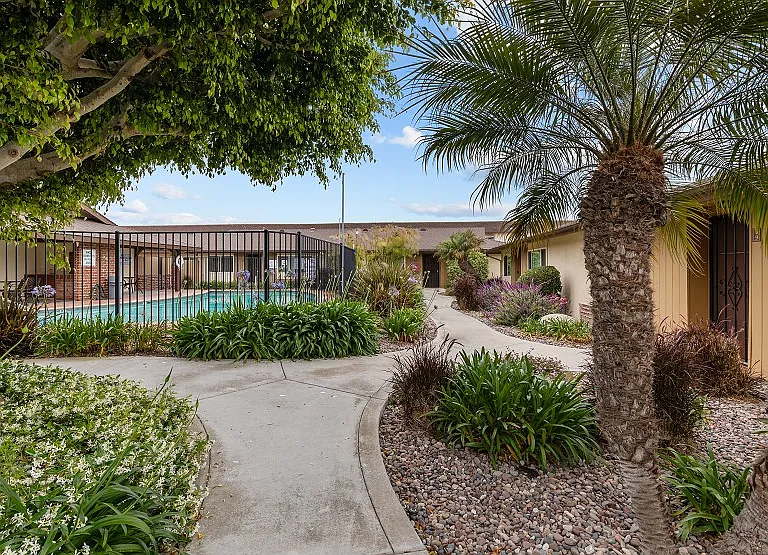Huntington Garden Apartments — Photo 26