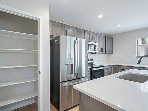 5th image of 739 N Queen Ave #2