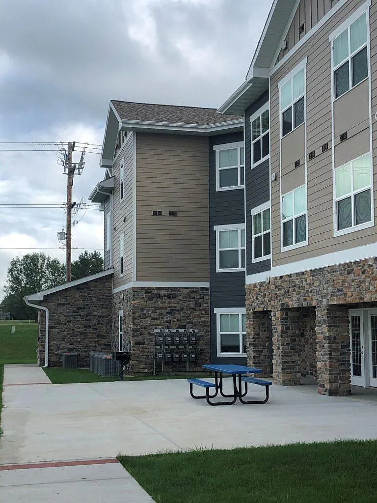 Auburn Apartments — Photo 4
