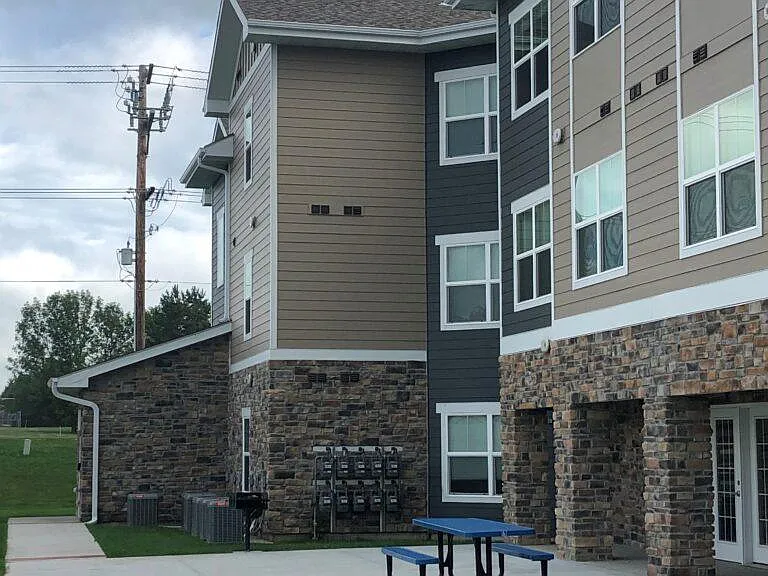 Auburn Apartments — Photo 4