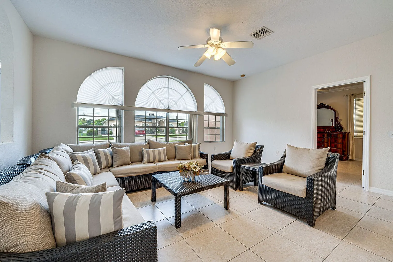 4 bed, 3.0 bath, 2497 sqft, $3,128 — Photo 2