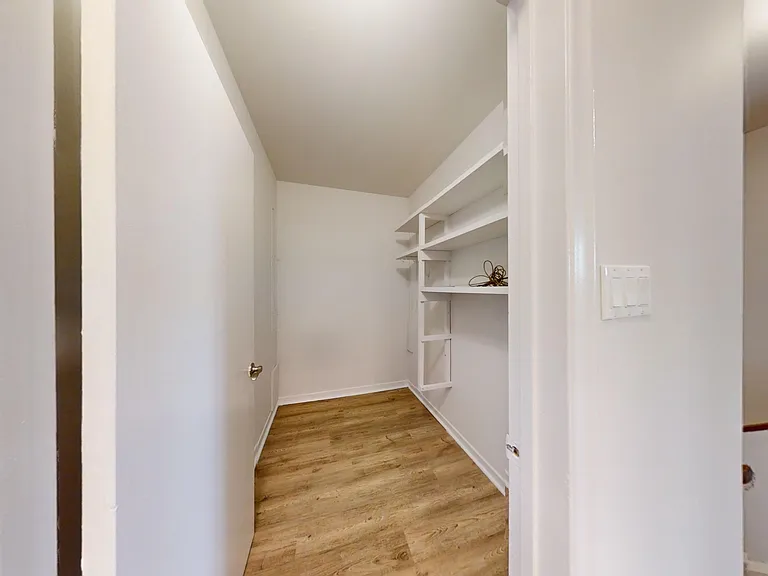 10 Bergamot Ave — Photo 7