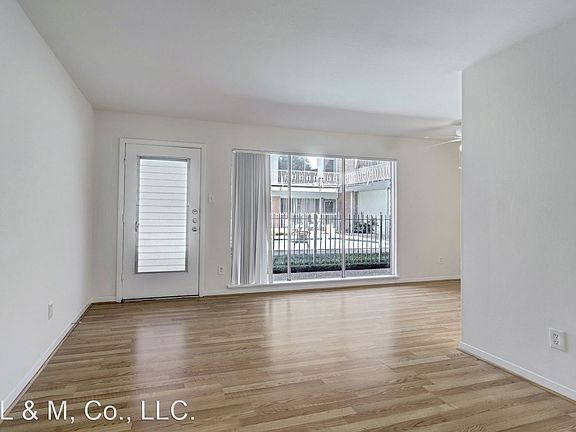 2nd image of 3703 Roseland St Unit 2