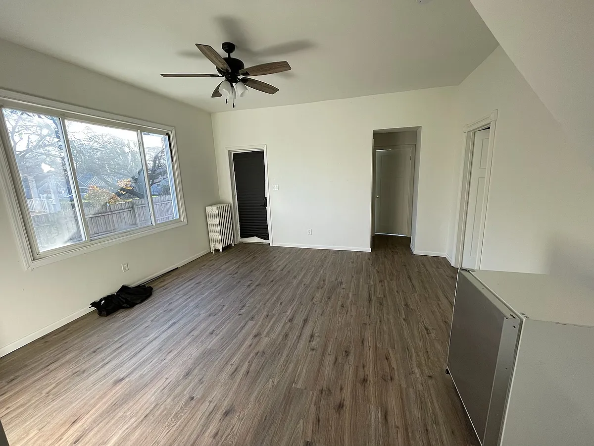 Shared/common living room (with entire home) - 807 Wood St