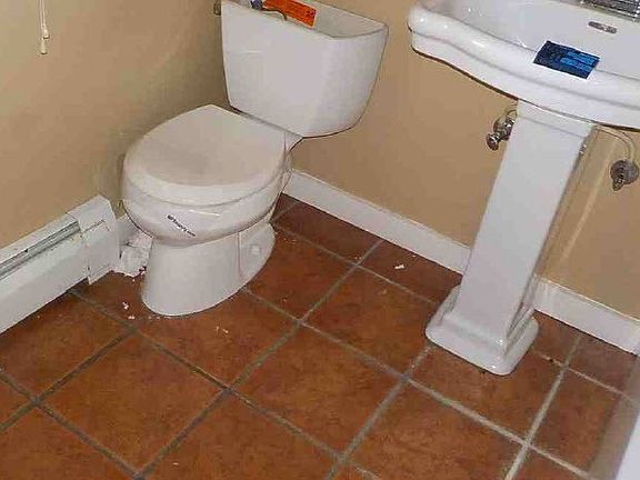 3rd image of 230 Muntz Ave