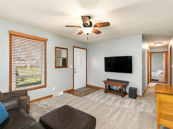 4th image of 601 12th Ave NW