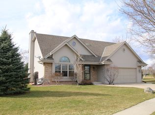 W210N16471 Dundee Ct, Jackson, WI 53037
