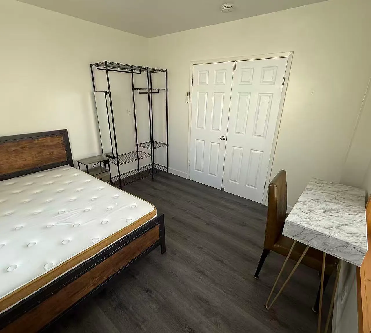1 bed, 1928 sqft, $900 — Photo 1