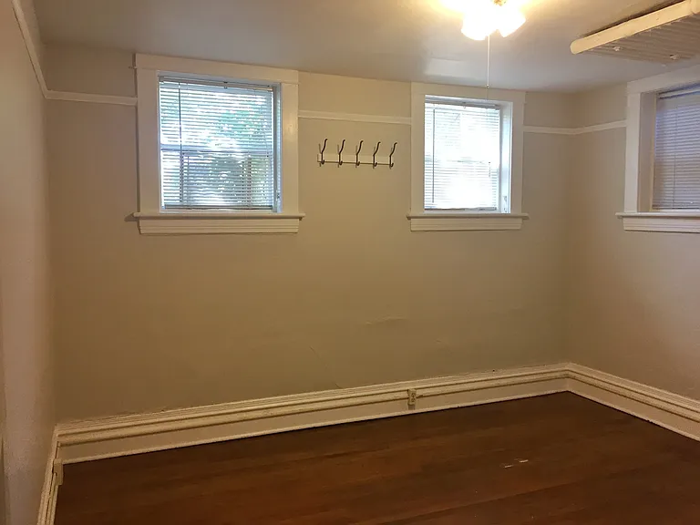302 Malden Ave E — Photo 11