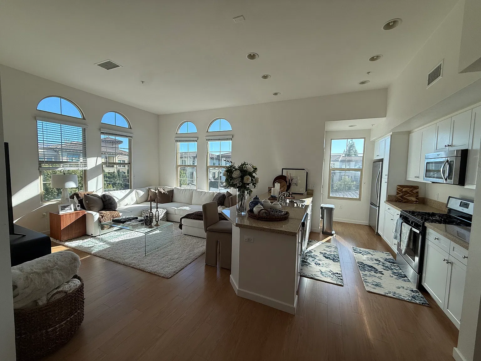 2 bed, 896 sqft, $4,150 — Photo 1
