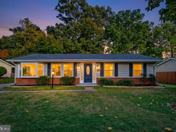 1112 S Dickenson Ave, Sterling, VA 20164