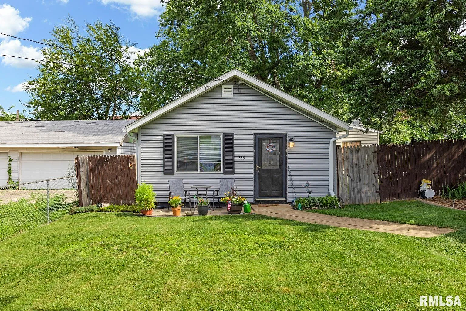 555 Dempsey St photo 1