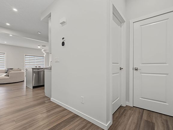 4th image of 432 Roberts Cres