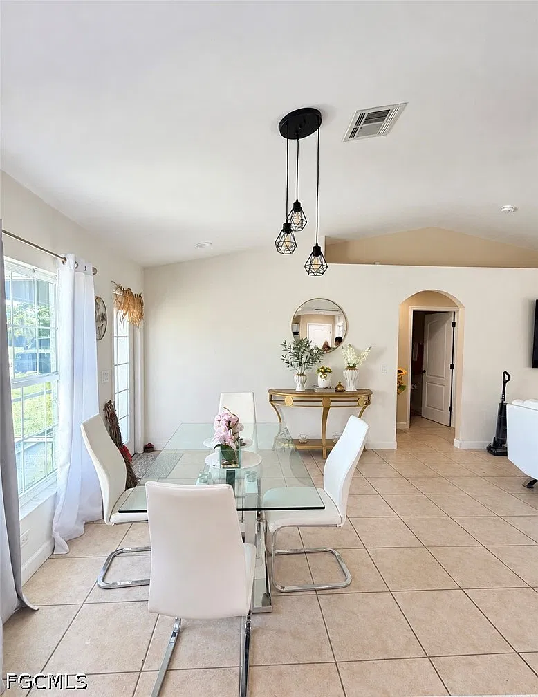 2 bed, 1.0 bath, 1408 sqft, $1,800 — Photo 4
