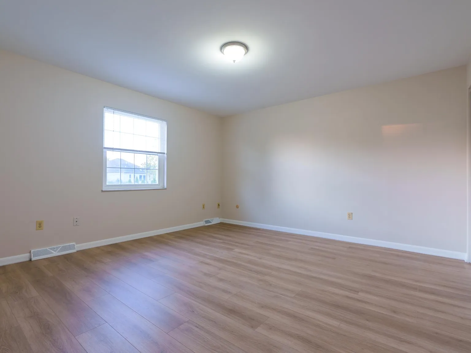 3 bed, 2000 sqft, $1,850 — Photo 3