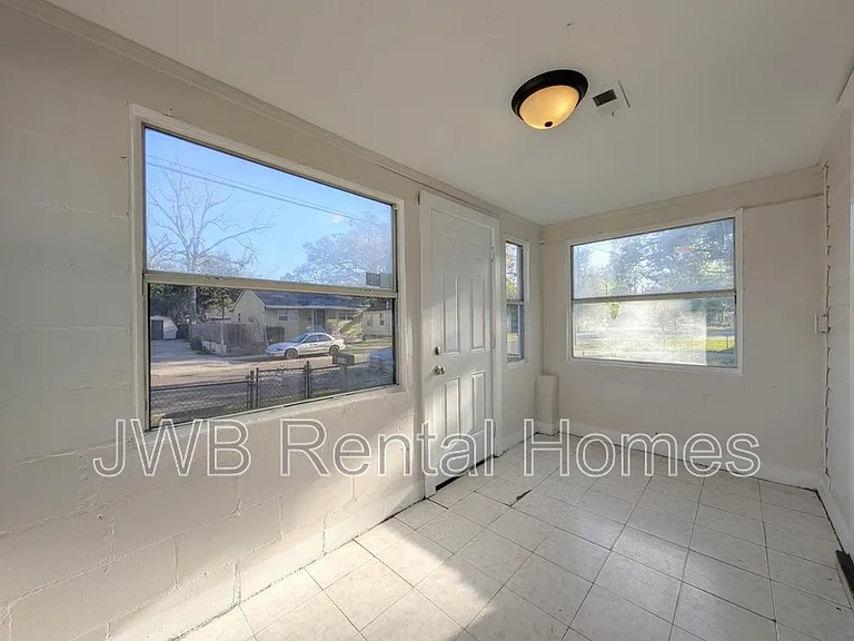 1316 W 31st St — Photo 7