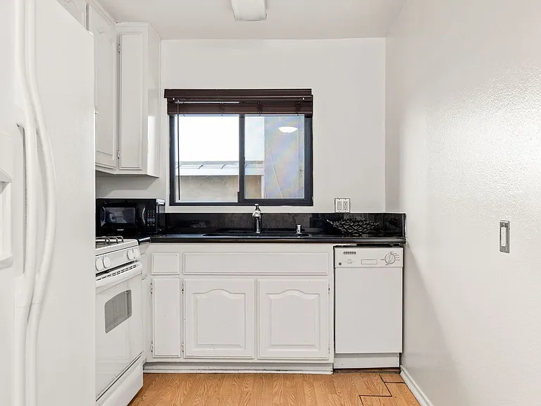 1823 Pelham Ave #1 — Photo 25
