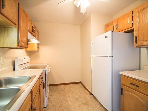 4th image of 46 Village Ct