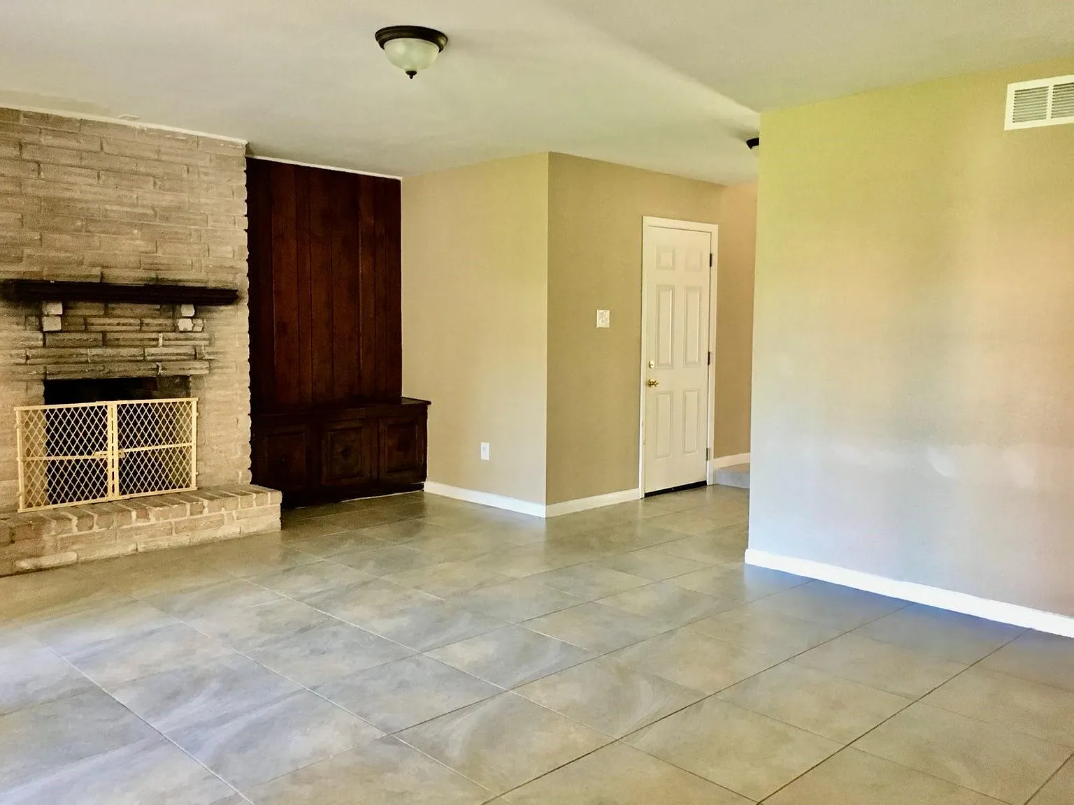 4 bed, 4.0 bath, 1900 sqft, $1,795 — Photo 2