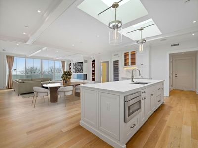 37 Farragut Rd #PENTHOUSE 8, Boston, MA, 02127
