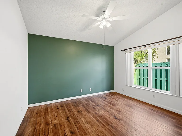 1852 Capeside Cir — Photo 23