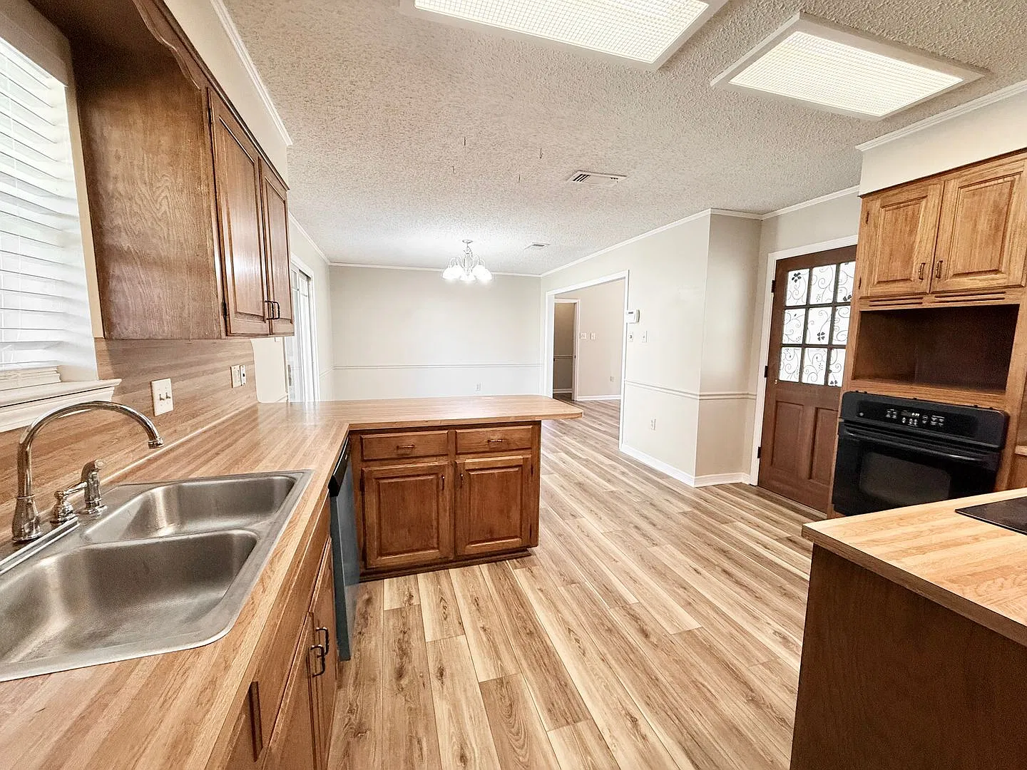 Welcoming 3-Bedroom Home with Fireplace and Covered Patio — Photo 2