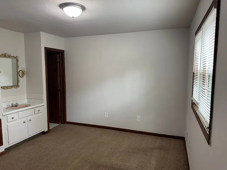 120 S Russell St — Photo 19